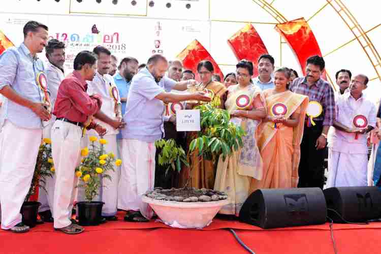 അമ്പലവയല്‍ മേഖലാ കാര്‍ഷിക ഗവേഷണ കേന്ദ്രത്തില്‍ അന്താരാഷ്ട്ര പുഷ്പ-ഫല പ്രദര്‍ശന മേള പൂപ്പൊലി മന്ത്രി വി.എസ് സുനില്‍ കുമാര്‍ ഉദ്ഘാടനം  ചെയ്യുന്നു
