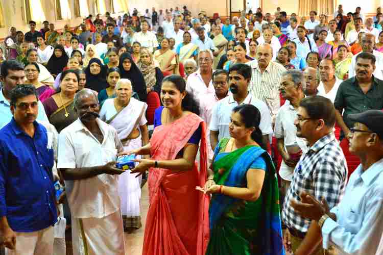 'വയോമധുരം പദ്ധതി ' ബിപിഎല്‍ കുടുംബത്തിലെ വയോജനങ്ങളായ പ്രമേഹരോഗികള്‍ക്ക് ഗ്ലൂക്കോമീറ്റര്‍ വിതരണം ജില്ലാ പഞ്ചായത്ത് വൈസ് പ്രസിഡണ്ട് പി പി ദിവ്യ ഉദ്ഘാടനം ചെയ്യുന്നു
