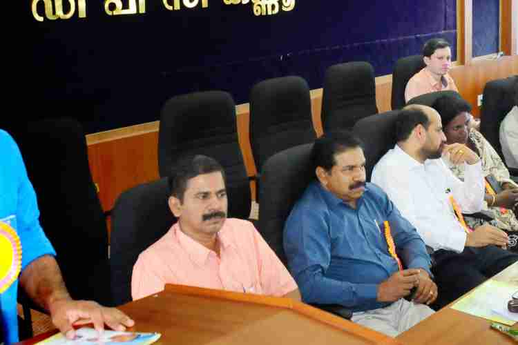 പട്ടികജാതി-പട്ടികവർഗ അതിക്രമം തടയൽ നിയമം ഫലപ്രദമായി നടപ്പിലാക്കുന്നതിനായി സംഘടിപ്പിച്ച ജില്ലാതല ബോധവത്ക്കരണ സെമിനാർ ജില്ലാ ആസൂത്രണ സമിതി ഹാളിൽ ജില്ലാ പഞ്ചായത്ത് പ്രസിഡണ്ട് കെ വി സുമേഷ് ഉദ്ഘാടനം ചെയ്യുന്നു