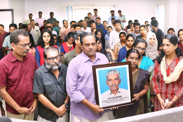 ഇന്‍ഫര്‍മേഷന്‍-പബ്ലിക് റിലേഷന്‍സ് വകുപ്പും വയനാട്  പ്രസ് ക്ലബ്ബും ചേര്‍ന്ന് പ്രസ്‌ക്ലബ്ബില്‍ സംഘടിപ്പിച്ച ദേശീയ മാധ്യമ ദിനാചരണവും വി.ജി. വിജയന്‍ അനുസ്മരണവും കേരള മീഡിയ അക്കാദമി ചെയര്‍മാന്‍ ആര്‍.എസ്.ബാബു ഉദ്ഘാടനം ചെയ്യുന്നു.