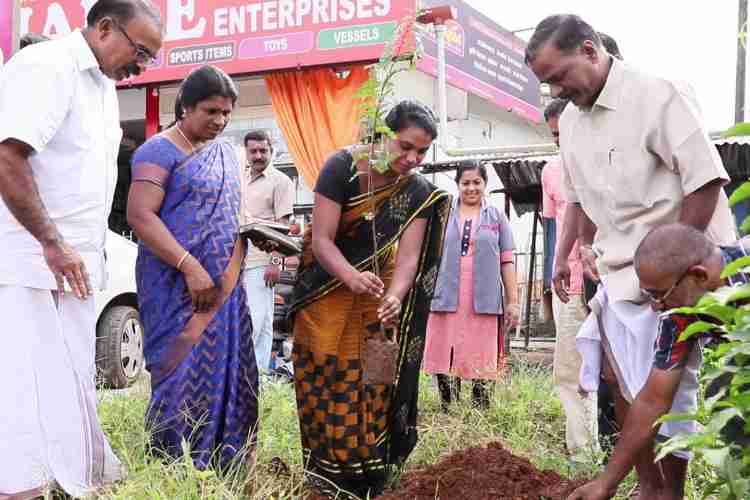 അടിമാലി ഗ്രാമപഞ്ചായത്ത് പ്രസിഡന്റ് ശ്രീജ ജോര്‍ജ് പുളിമരതൈകളുടെ നടീല്‍ ഉദ്ഘാടനം നിര്‍വ്വഹിക്കുന്നു.