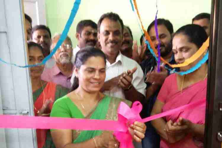 പുറ്റടി സി എച്ച് സി യില്‍ ആധുനിക സംവിധാനങ്ങളോടെയുള്ള ദന്തല്‍ വിഭാഗം, കട്ടപ്പന ബ്ലോക്ക് പഞ്ചായത്ത് പ്രസിഡന്റ് സാലി ജോളി ഉദ്ഘാടനം ചെയ്യുന്നു.