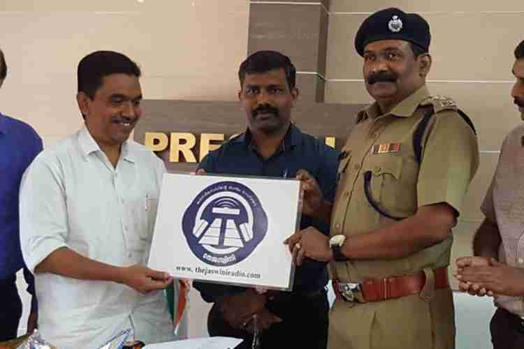 കാസര്‍കോട് പ്രസ്‌ക്ലബ്ബ് ഹാളില്‍ നടന്ന ചടങ്ങില്‍  തേജസ്വിനി റേഡിയോ ലോഗോ ജില്ലാ പഞ്ചായത്ത് പ്രസിഡന്റ് എജിസി ബഷീര്‍ ജില്ലാ പോലീസ് മേധാവി  കെ ജി സൈമണിന്  നല്‍കി പ്രകാശനം ചെയ്യുന്നു. 