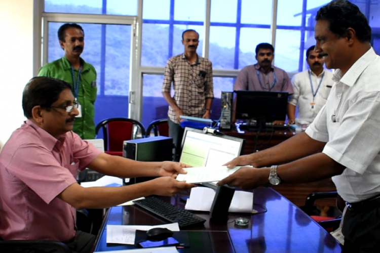 സ്വതന്ത്ര സ്ഥാനാര്‍ത്ഥിയായി റെജിമോന്‍ ജോസഫ് നാമനിര്‍ദ്ദേശ പത്രിക സമര്‍പ്പിക്കുന്നു.