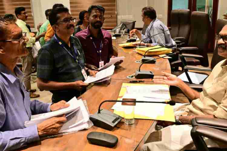കലക്ടറേറ്റ് കോണ്‍ഫറന്‍സ് ഹാളില്‍ നടന്ന സിറ്റിംഗില്‍ സംസ്ഥാന വിവരാവകാശ കമ്മീഷണര്‍ ഡോ.കെ.എം. ദിലീപ് പരാതികൾ പരിഗണിക്കുന്നു