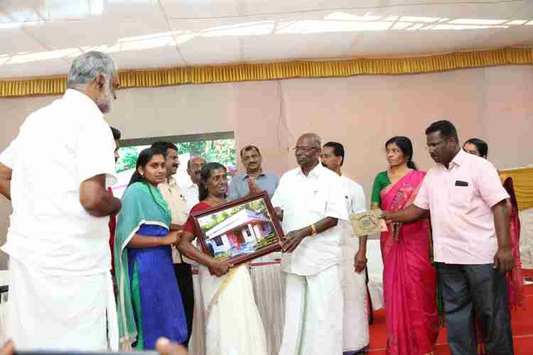 കെയര്ഹോം പദ്ധതി ഗുണഭോക്താവ് സാവിത്രിക്ക് മന്ത്രി എം.എം മണി വീടിന്റെ താക്കോല് കൈമാറുന്നു.