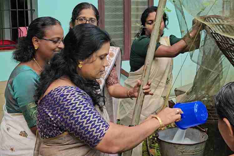 ജലമാണ് ജീവൻ ക്യാമ്പയിന്റെ ഭാഗമായി പഞ്ചായത്തിലെ കിണറുകൾ ക്ലോറിനേഷൻ ചെയ്യുന്നതിന്റെ പാട്യംപഞ്ചായത്ത് തല ഉദ്ഘാടനം പഞ്ചായത്ത് പ്രസിഡന്റ് എൻ വി ഷിനിജ നിർവഹിക്കുന്നു