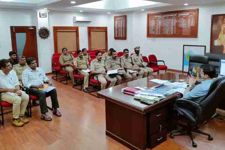 ജില്ലാ കലക്ടർ സ്നേഹിൽകുമാർ  സിംഗിന്റെ അധ്യക്ഷതയിൽ ചേമ്പറിൽ ചേർന്ന എസ് പി സി ജില്ലാതല ഉപദേശക സമിതി യോഗത്തിൽനിന്ന്