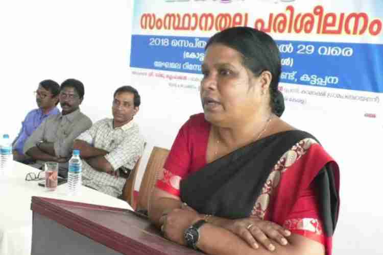 എസ്എസ്എ യുടെ ആഭിമുഖ്യത്തില്‍ കാല്‍വരിമൗണ്ടില്‍ ആരംഭിച്ച മലയാളത്തിളക്കം പരിശീലനപരിപാടി എസ്എസ്എ സ്റ്റേറ്റ് അഡീഷണല്‍ പ്രോജക്ട് ഡയറക്ടര്‍ അനില ജോര്‍ജ് ഉദ്ഘാടനം ചെയ്യുന്നു.