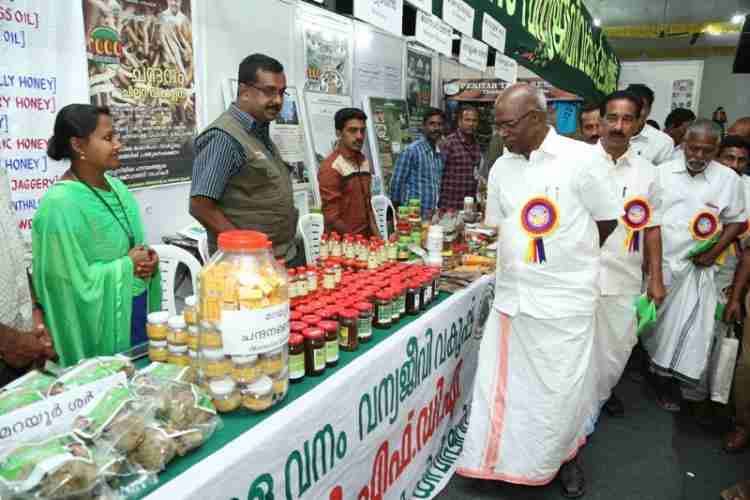സര്‍ക്കാരിന്റെ  ആയിരം ദിനാഘോഷങ്ങളുടെ ഭാഗമായി ഐ.ഡി.എ ഗ്രൗണ്ടില്‍ നടക്കുന്ന പ്രദര്‍ശന മേള വൈദ്യുതിമന്ത്രി എം.എം മണി സന്ദര്‍ശിക്കുന്നു.