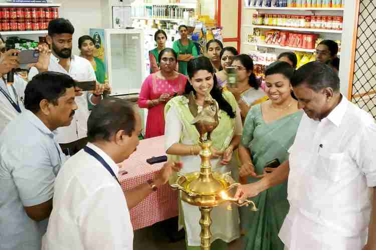 സപ്ലൈകോ വിഷു - റംസാൻ ജില്ലാ ഫെയർ  തിരുവഞ്ചൂർ രാധാകൃഷ്ണൻ എം.എൽ.എ ഉദ്ഘാടനം  ചെയ്യുന്നു.