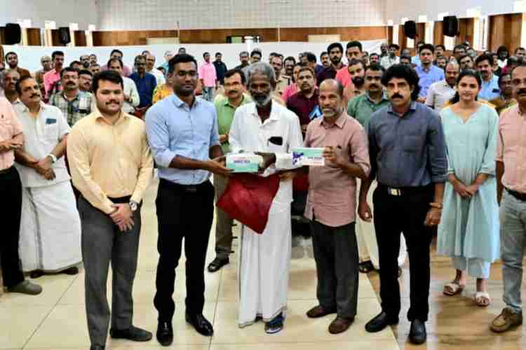 ഹരിതകേരളം മിഷന്റെ സഹകരണത്തോടെ റിട്ടയേർഡ് ഐ എ എസ് അസോസിയേഷൻ കണ്ടൽ സംരക്ഷകനായ സുരേന്ദ്രൻ ധർമ്മടത്തിന് നൽകുന്ന സേഫ്റ്റി കിറ്റ് ജില്ലാ കലക്ടർ അരുൺ കെ വിജയൻ ജില്ലാ വികസനസമിതി യോഗത്തിൽവെച്ച് കൈമാറുന്നു.