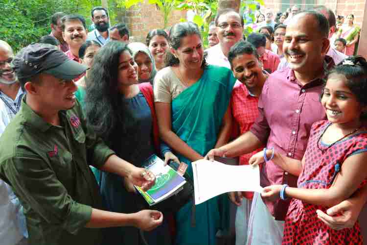  പൊതു വിദ്യാഭ്യാസ സംരക്ഷണ യജ്ഞത്തിന്റെ ഭാഗമായി പൊതുവിദ്യാലയങ്ങളിലേക്ക് കുട്ടികളെ ആകര്‍ഷിക്കാന്‍ ജില്ലാ പഞ്ചായത്ത് സംഘടിപ്പിക്കുന്ന തിരികെ തിരുമുറ്റത്തേക്ക് ക്യാമ്പയിന്റെ ജില്ലാതല ഉദ്ഘാടനത്തില്‍ നിന്ന്‌ 