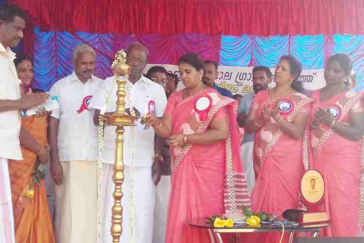   പത്തനംതിട്ട  - ഗവി - വാഗമണ് - തേക്കടി  എക്കോ ടൂറിസം സര്ക്യൂട്ടിന്റെ ഉദ്ഘാടനം കേന്ദ്ര ടൂറിസം സഹമന്ത്രി അല്ഫോണ്സ് കണ്ണന്താനം   നിര്വഹിക്കുന്നു   