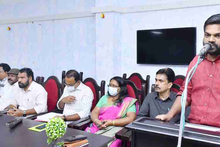 വനസൗഹൃദസദസിന് മുന്നോടിയായി പത്തനംതിട്ട റസ്റ്റ്ഹൗസില്‍ ചേര്‍ന്ന സംഘാടക സമിതിയോഗത്തില്‍ അഡ്വ. കെ.യു. ജനീഷ് കുമാര്‍ എംഎല്‍എ അധ്യക്ഷത വഹിച്ചു സംസാരിക്കുന്നു.