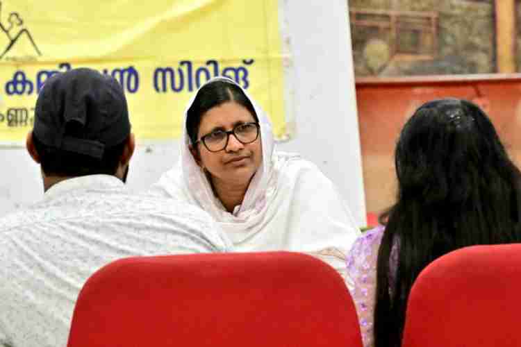 കളക്ടറേറ്റ് ഓഡിറ്റോറിയത്തിൽ നടന്ന വനിതാ കമ്മീഷൻ അദാലത്തിൽ കമ്മീഷൻ അംഗം അഡ്വക്കേറ്റ്  പി കുഞ്ഞായിഷ പരാതികൾ കേൾക്കുന്നു
