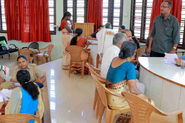 കാസര്‍കോട് കളക്ടറേറ്റ് കോണ്‍ഫറന്‍സ് ഹാളില്‍ വനിതാ കമ്മീഷന്‍ അംഗങ്ങളായ ഷാഹിദ കമാല്‍, ഇ.എം രാധ എന്നിവരുടെ നേതൃത്വത്തില്‍ നടന്ന അദാലത്ത്‌