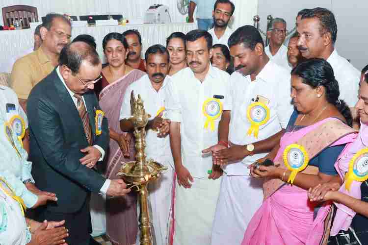 വണ്ണപ്പുറത്ത് ഇടുക്കി ജില്ലാ ലീഗല്‍ സര്‍വ്വീസസ് അതോറിറ്റിയും വിധവാ സെല്ലും ചേര്‍ന്ന് ആവിഷ്‌ക്കരിച്ച് നടപ്പാക്കുന്ന വിധവാ സൗഹൃദ പദ്ധതി ഉദ്ഘാടനം കേരള ഹൈക്കോടതി ജഡ്ജി ജസ്റ്റിസ് സി.കെ. അബ്ദുള്‍ റഹീം  നിര്‍വ്വഹിക്കുന്നു.