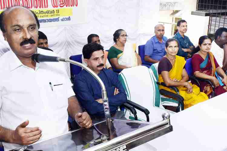 പരപ്പ ബ്ലോക്ക് പഞ്ചായത്ത് അങ്കണത്തില്‍ നടന്ന വെള്ളരിക്കുണ്ട് താലൂക്കിലെ ധനസമാഹരണയജ്ഞം മന്ത്രി ഇ.ചന്ദ്രശേഖരന്‍ ഉദ്ഘാടനം ചെയ്യുന്നു.