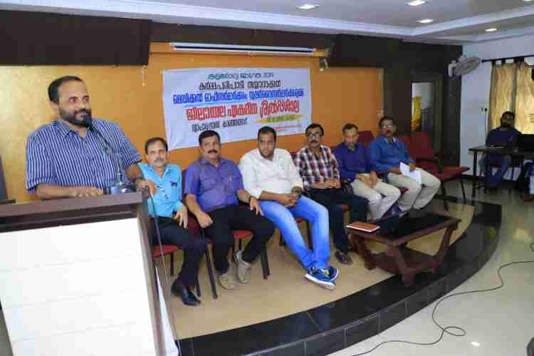 പകര്‍ച്ചവ്യാധികള്‍ക്കെതിരെയുള്ള ആരോഗ്യ ജാഗ്രതാ ക്യാമ്പയിന് തയ്യാറെടുക്കുന്നതിനായി ജില്ലയിലെ മെഡിക്കല്‍ ഓഫീസര്‍മാര്‍ക്കും സൂപ്പര്‍വൈസര്‍മാര്‍ക്കുമുള്ള  ജില്ലാതല ഏകദിന ശില്പശാല  കാഞ്ഞങ്ങാട് നഗരസഭ ചെയര്‍മാന്‍ വി.വി.രമേശന്‍  ഉദ്ഘാടനം ചെയ്തു സംസാരിക്കുന്നു.
