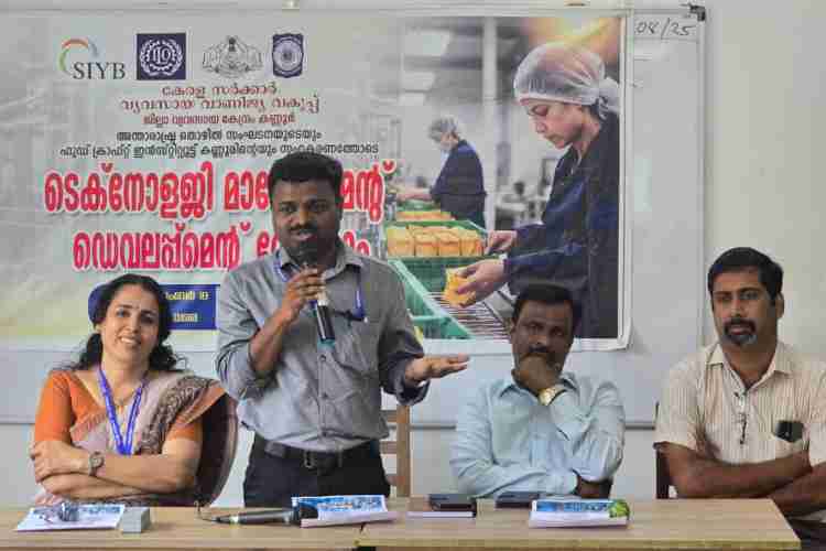 ടെക്‌നോളജി മാനേജ്‌മെന്റ് ഡെവലപ്‌മെന്റ് പരിശീലന പരിപാടി ജില്ലാ വ്യവസായ കേന്ദ്രം ജനറല്‍ മാനേജര്‍ കെ.എസ് അജിമോന്‍ ഉദ്ഘാടനം ചെയ്യുന്നു