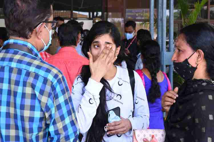 യുക്രയിനിൽ നിന്ന് ഡൽഹിയിലെത്തിയ മലയാളി വിദ്യാർഥികൾ തിരുവനന്തപുരം വിമാനത്താവളത്തിലെത്തിയപ്പോൾ 