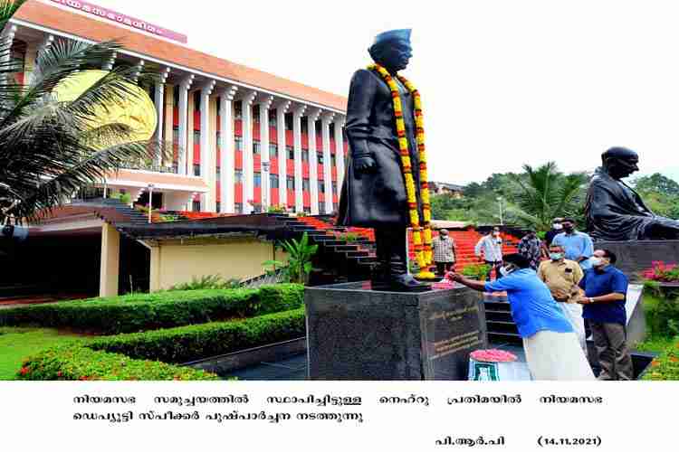 നെഹ്‌റു പ്രതിമയിൽ പുഷ്‌പാർച്ചന